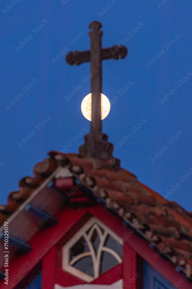 cruzeiro com lua cheia na zona rural da cidade de Paracatu, Estado de Minas Gerais, Brasil