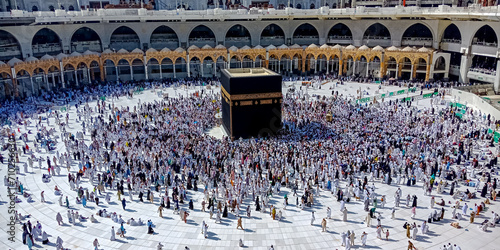 Wallpaper Mural view of Muslims for prayer and towaf around kabah in Macca Saudi-27 4 2018 Torontodigital.ca