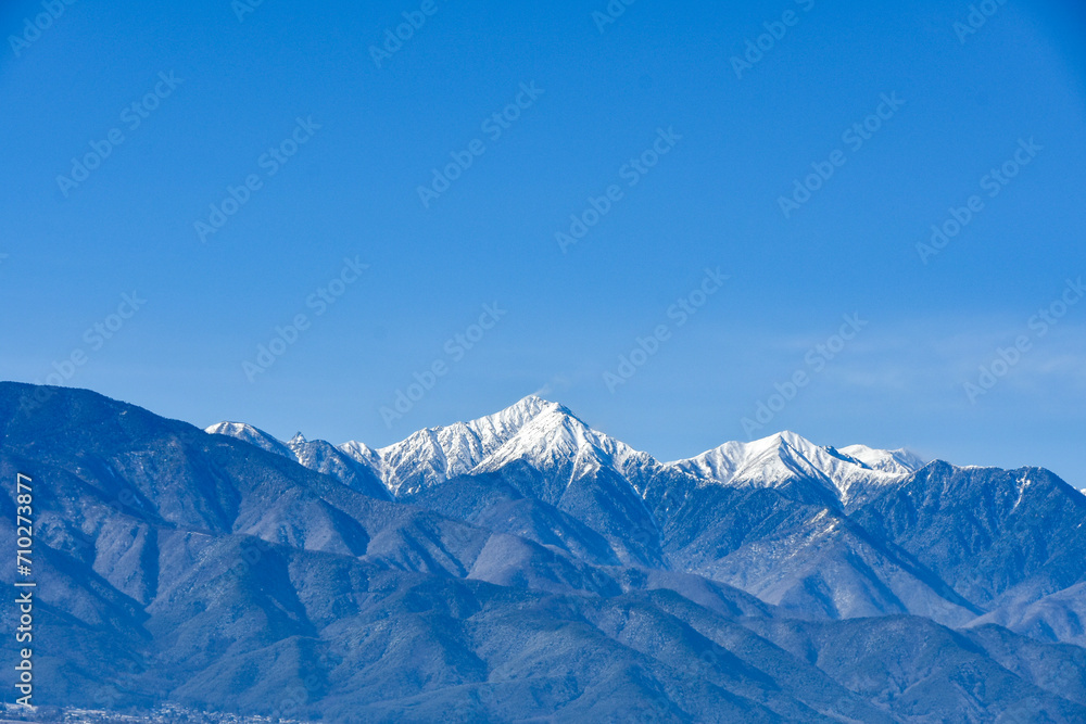信州冬の風景　冬の晴れた空と雪の常念岳