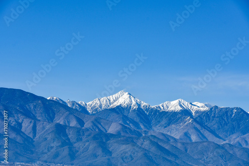 信州冬の風景 冬の晴れた空と雪の常念岳