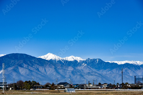 信州冬の風景 冬の晴れた空と雪の常念岳