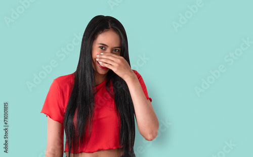 Mujer Felíz ofreciendo un producto financiero