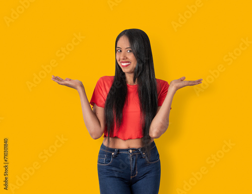 Mujer Felíz ofreciendo un producto financiero