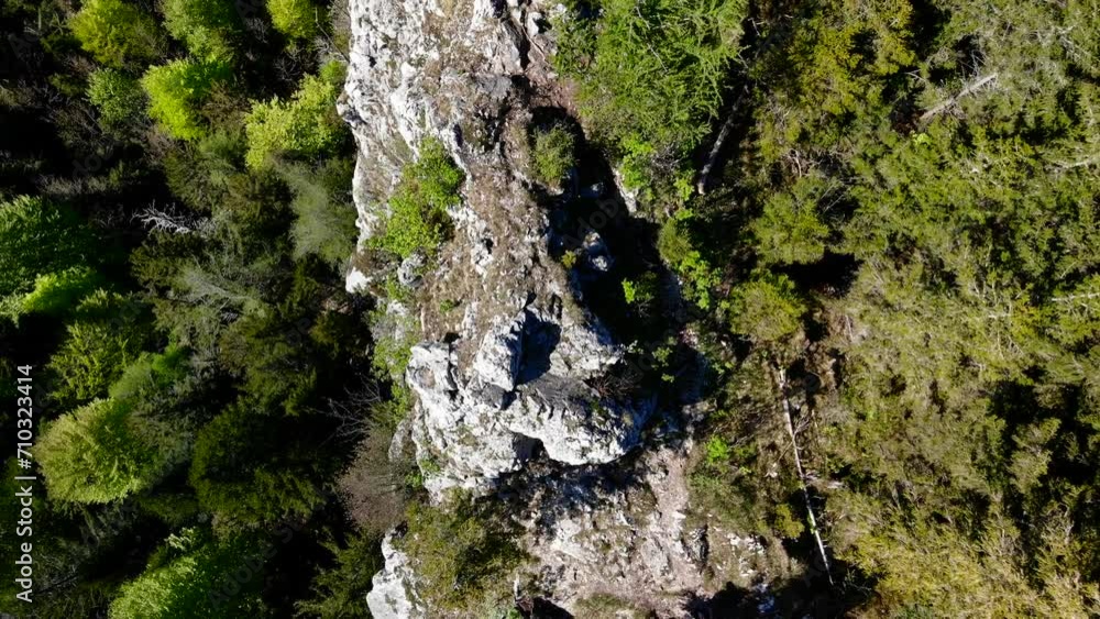 Drohnenflug über den Bergen in schöner Landschaft
Drohnenflug über den Bergen in schöner Landschaft