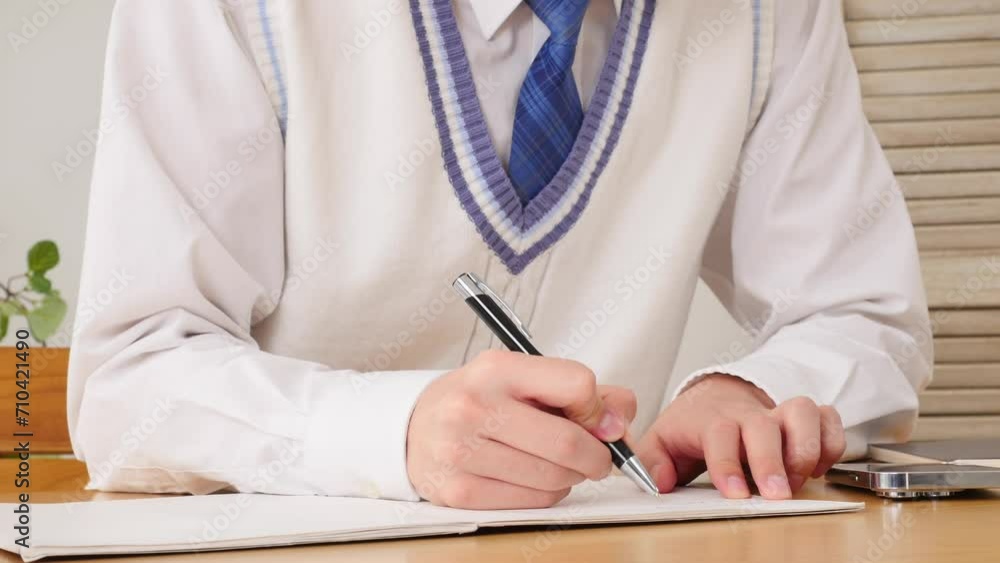 自宅で勉強する男子高校生 顔無し 自宅で勉強する男子高校生 顔無し