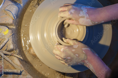 Tournage et façonnage de poterie et céramique à la main