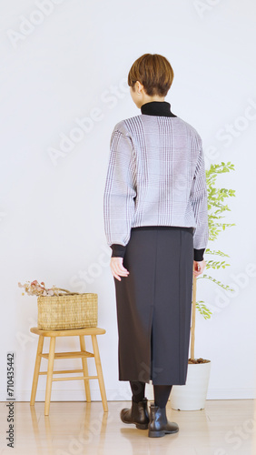 女性秋服冬服のファッションコーディネート全身（縦向き） photo