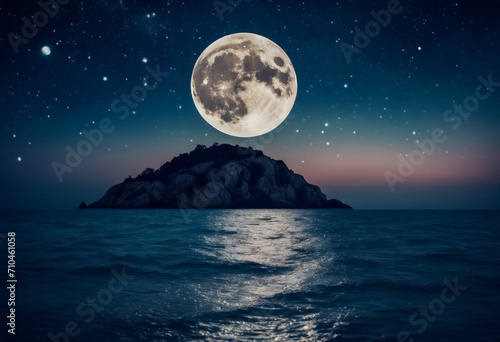 Eleganza Nocturna- Luna Piena Illumina il Cielo Stellato sull'Oceano, Alta Definizione