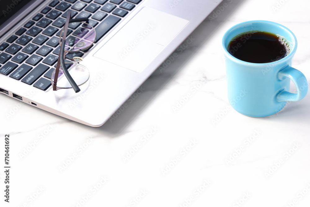 コーヒーを飲みながらノートパソコンでデスクワークをしているイメージ
コーヒーを飲みながらノートパソコンでデスクワークをしているイメージ