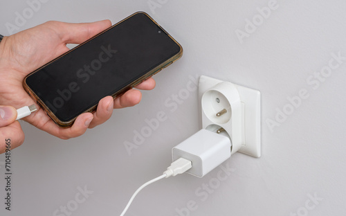 Podłączać smartfon z rozładowana pusta baterią do prądu 