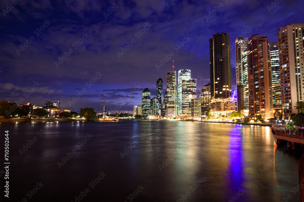 Obraz premium Nocny spacer wzdłuż nabrzeża Brisbane