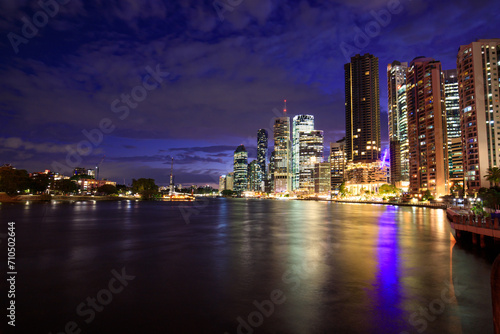 A Nighttime Stroll Through Brisbane’s Riverside © Bossa Art