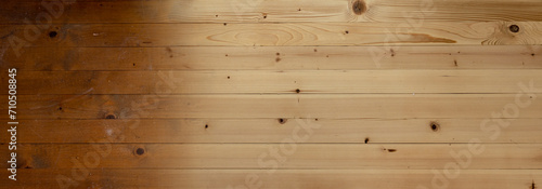 Alter und neu abgeschliffener Holzboden aus Holzdielen