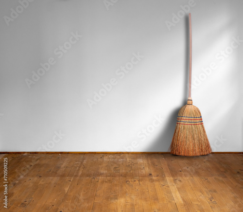 Reisigbesen auf einem Holzboden in einem Innenraum