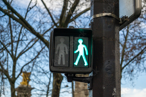 Semaforo pedonale caratteristico della Francia con sagoma pedone