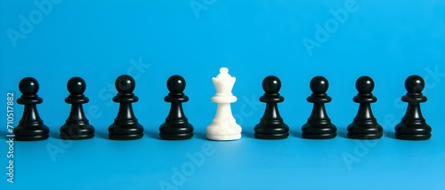 Un pion blanc différencié des pions noir pour représenter la discrimination ou la différence photo