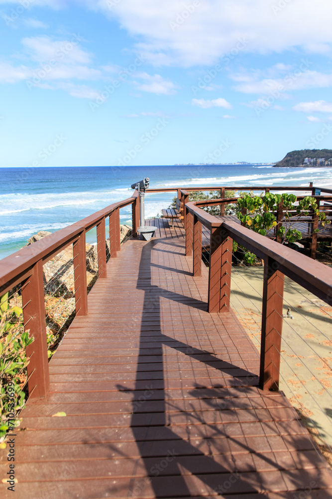Obraz premium A Peaceful Walkway Overlooking the Beautiful Ocean Waves
