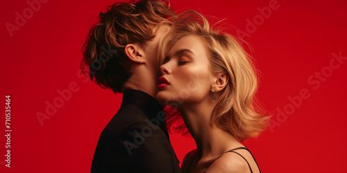 Verliebtes Paar zärtlich vor rotem Hintergrund photo