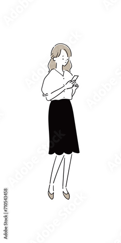 スマホを見る若い日本人女性