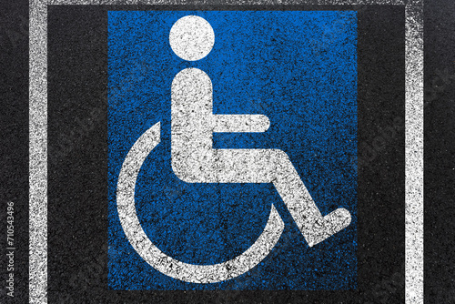 Parking réservé aux personnes à mobilité réduite, marquage sur asphalte 