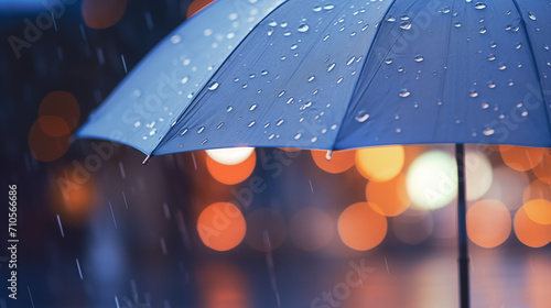 Guarda chuva azul com gotas de agua e o fundo desfocado - Papel de parede photo