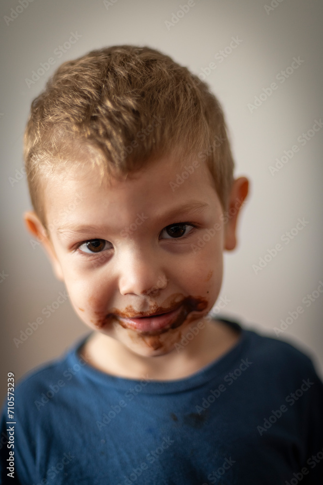 Retrato de niño rubio sonriendo con la boca sucia de chocolate Retrato de niño rubio sonriendo con la boca sucia de chocolate