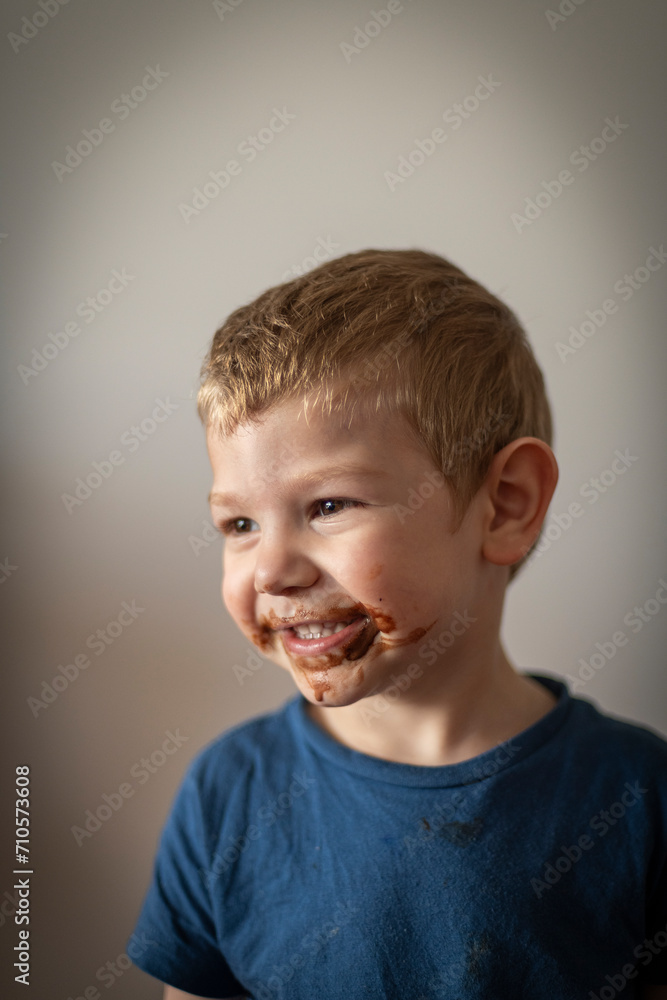 Retrato de niño rubio sonriendo con la boca sucia de chocolate Retrato de niño rubio sonriendo con la boca sucia de chocolate