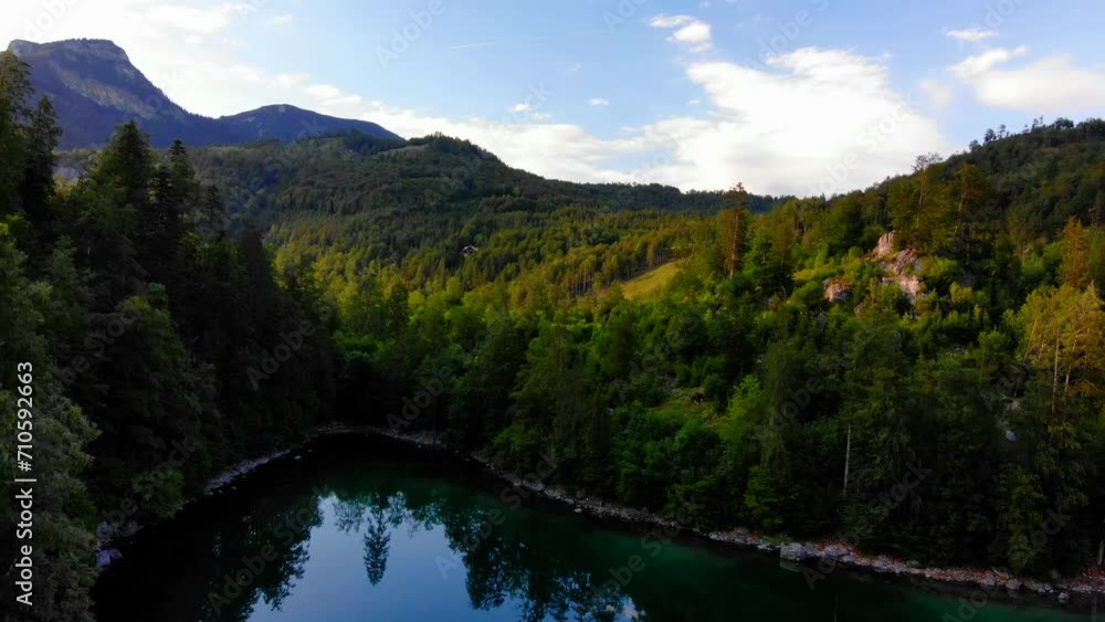 Drohnenflug über den Bergen in schöner Landschaft
Drohnenflug über den Bergen in schöner Landschaft