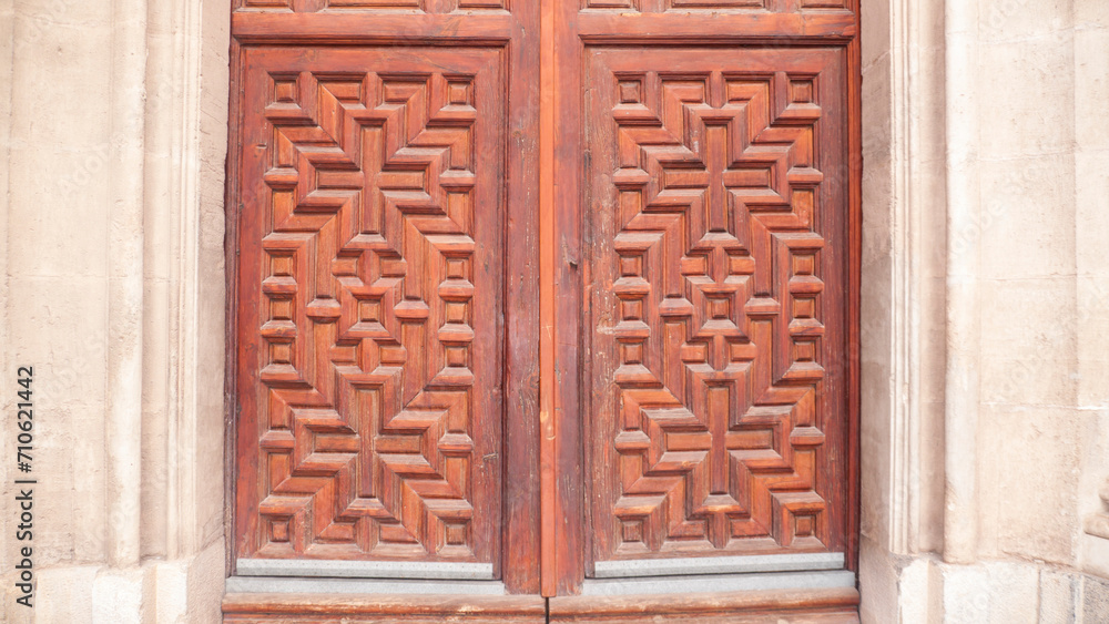 Cruces y cuadrados tallados en madera de puerta antigua Cruces y cuadrados tallados en madera de puerta antigua