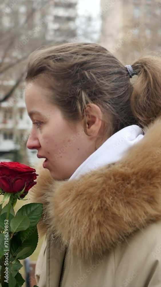 Vidéo Stock Young Caucasian woman with allergies sneezes after smelling