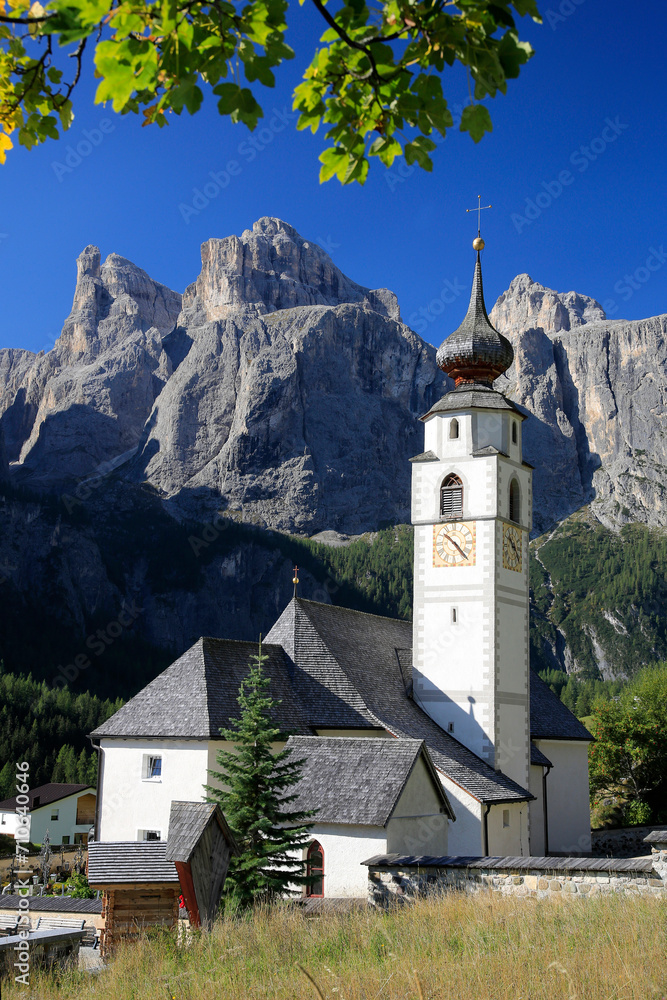 Pfarrkirche St. Vigilius in Kolfuschg mit Sellagruppe, Alta Badia, Dolomiten, Italien, Europa