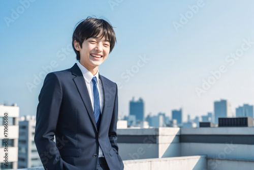青空をバックに微笑むさわやかな若いビジネスマン photo