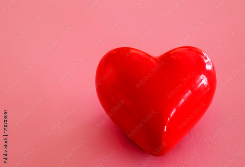 Corazón rojo del día de los enamorados sobre fondo rojo