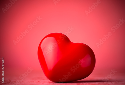 Corazón rojo del día de los enamorados sobre fondo rojo