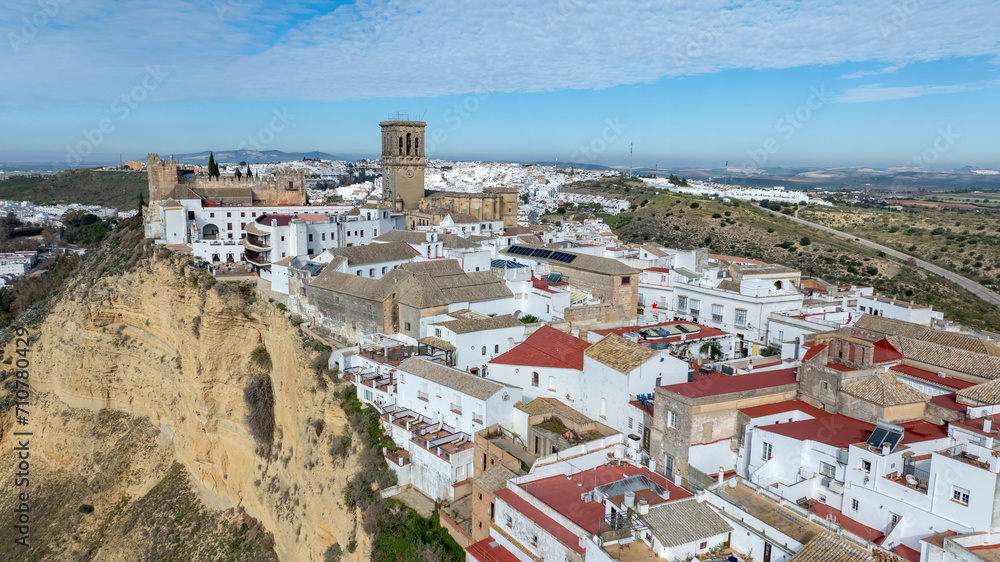 vista aérea del bonito pueblo de Arcos de la Frontera en la provincia de Cádiz, España
