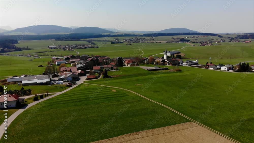 Drohnenflug durchs Tal - Dorf in schöner Landschaft im Sommer
Drohnenflug durchs Tal - Dorf in schöner Landschaft im Sommer