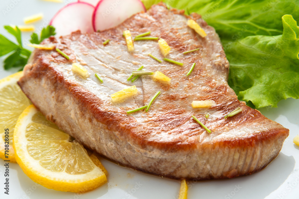Primo piano di delizioso trancio di tonno scottato, cibo mediterraneo 