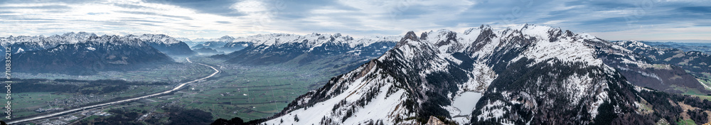 Appenzell, Schweiz: Panorama vom Hohen Kasten vom Rheintal und Säntis