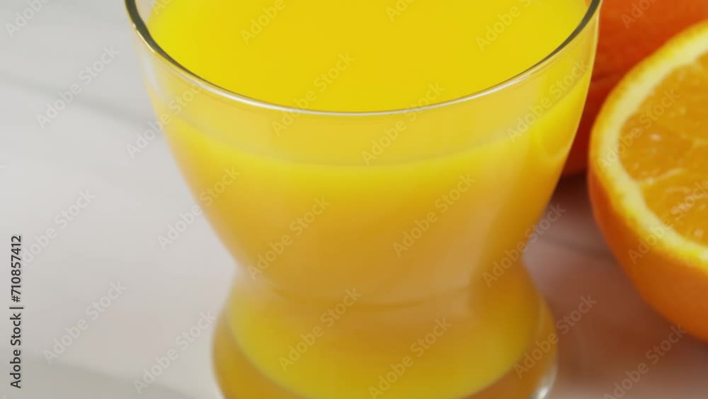 verre de jus d'orange et oranges fraiches sur une table verre de jus d'orange et oranges fraiches sur une table