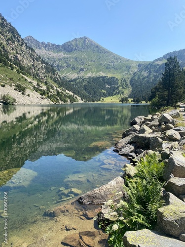 Preciosa vista de lago en el Parque Natural de Aigüestortes, Pirineos, Lleida