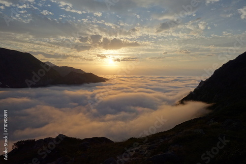 Coucher de soleil sur une mer de nuage depuis le refuge Les Estagnous dans le massif des Pyrénées (France) © Marie ROI