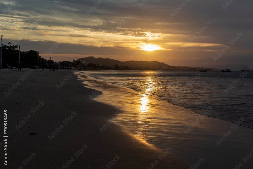 sol amarelo na praia da Cachoeira do Bom Jesus Florianopolis SC Brasil