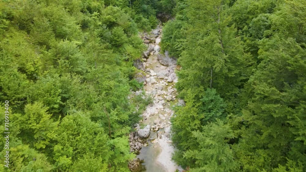 Drohnenflug Wasserfall