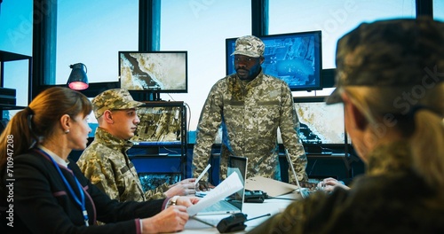 Cuadro en lienzo African American man rulling military meeting and speaking his report on professional operation information