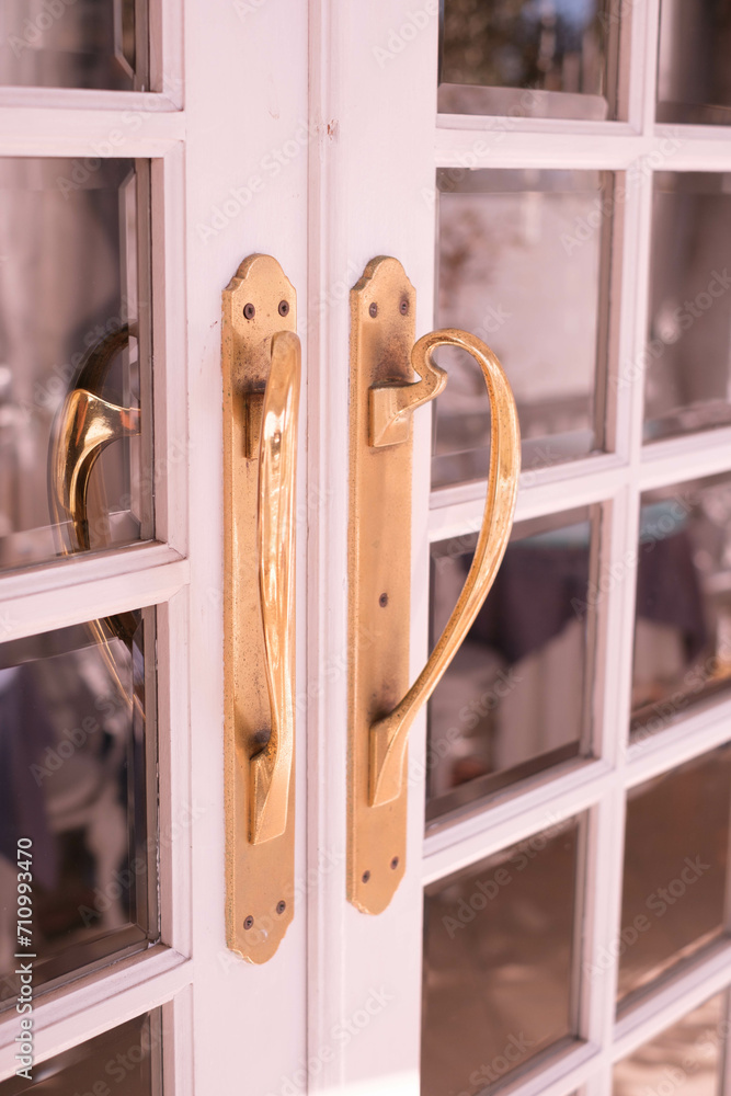 レトロなデザインのドアノブで扉が開く StockFoto Adobe Stock