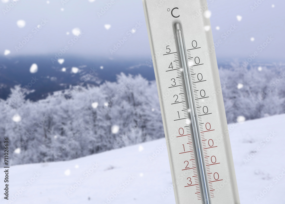 Obraz premium Thermometer showing temperature below zero outdoors on winter day