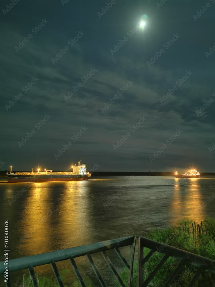 barcos anclados de noche sobre el rio, 