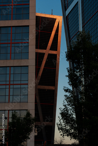 Rascacielos con cristalera al atardecer. photo