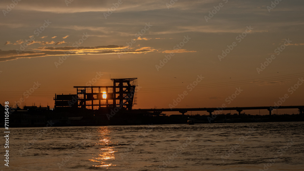 Silueta de edificio con un atardecer