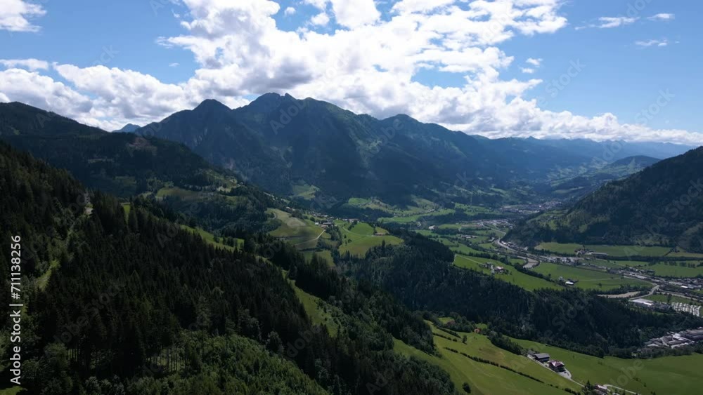 Drohnenflug über den Bergen in schöner Landschaft Drohnenflug über den Bergen in schöner Landschaft